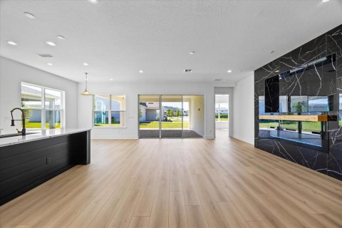 House in Winter Garden, Florida 5 bedrooms, 302.49 sq.m. № 1586518 - photo 12