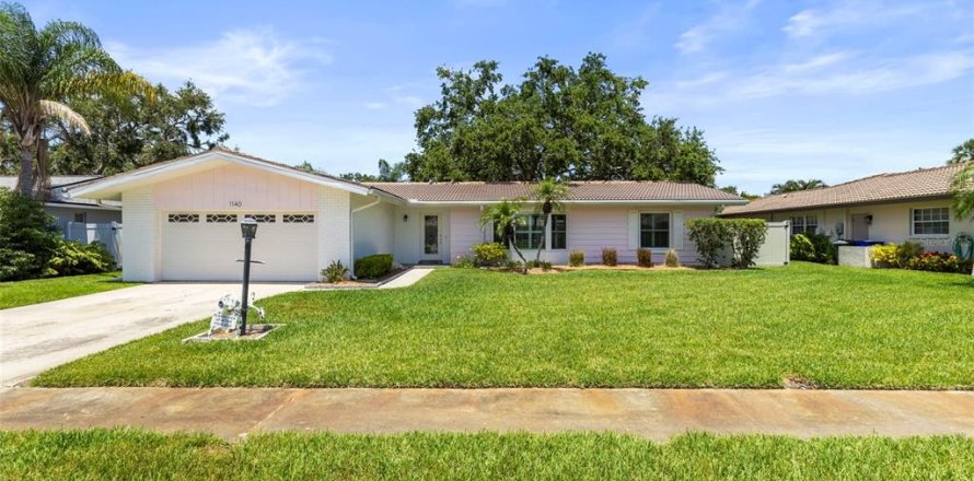 House in Dunedin, Florida 3 bedrooms, 193.42 sq.m. № 1690801