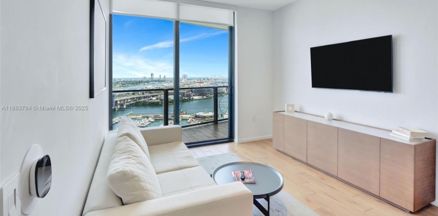 Condominio en Miami, Florida, 1 dormitorio  № 1982793