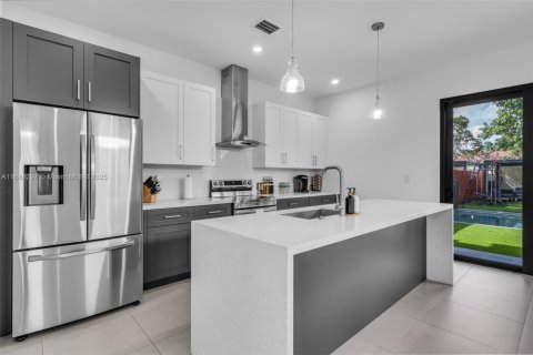 Adosado en alquiler en Miami, Florida, 3 dormitorios, 185.8 m2 № 1939064 - foto 2