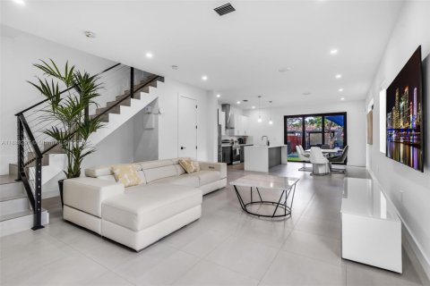 Adosado en alquiler en Miami, Florida, 3 dormitorios, 185.8 m2 № 1939064 - foto 8