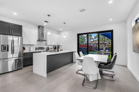 Adosado en alquiler en Miami, Florida, 3 dormitorios, 185.8 m2 № 1939064 - foto 11