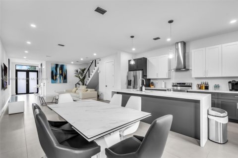 Adosado en alquiler en Miami, Florida, 3 dormitorios, 185.8 m2 № 1939064 - foto 1