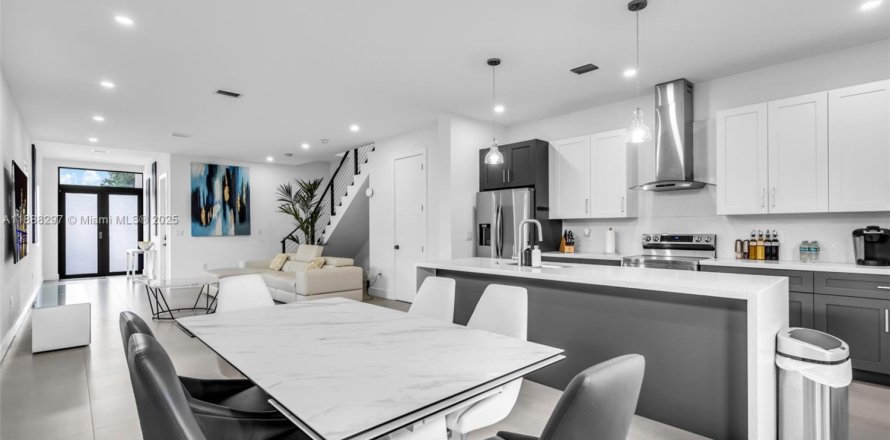 Adosado en Miami, Florida 3 dormitorios, 185.8 m2 № 1939064