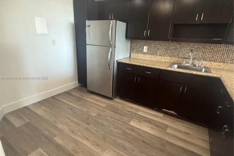 Condo in Miami, Florida, 1 bedroom № 1865785 - photo 1