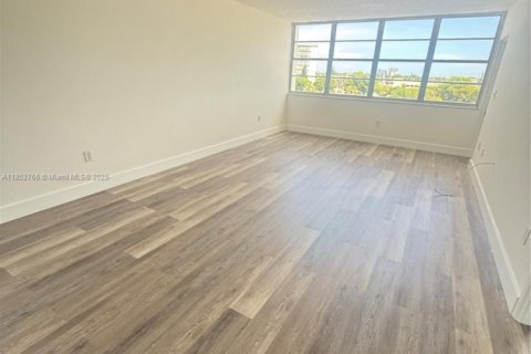 Condo in Miami, Florida, 1 bedroom № 1865785 - photo 3