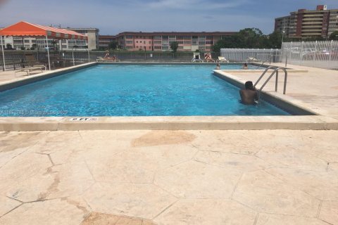 Condo in Miami, Florida, 1 bedroom № 1865785 - photo 11