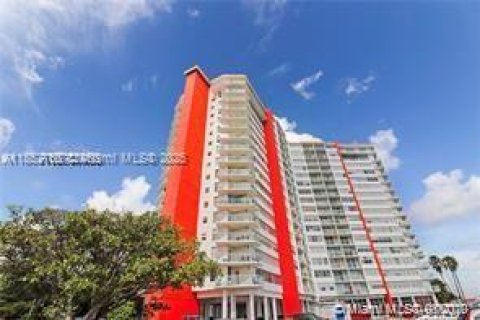 Condo in Miami, Florida, 1 bedroom № 1865785 - photo 9