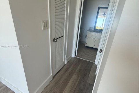 Condo in Miami, Florida, 1 bedroom № 1865785 - photo 5