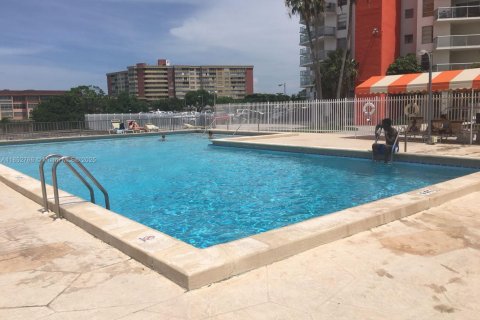 Condo in Miami, Florida, 1 bedroom № 1865785 - photo 10