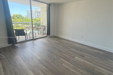 Condo in Miami, Florida, 1 bedroom № 1865785 - photo 4