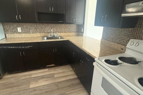 Condo in Miami, Florida, 1 bedroom № 1865785 - photo 2