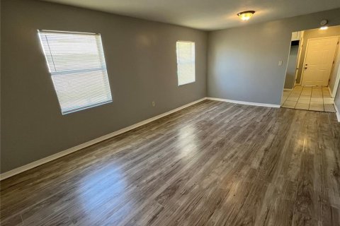 Villa ou maison à louer à Eustis, Floride: 2 chambres, 75.81 m2 № 2399357 - photo 3