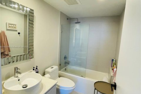 Copropriété à vendre à Hallandale Beach, Floride: 3 chambres, 161.37 m2 № 1697667 - photo 25