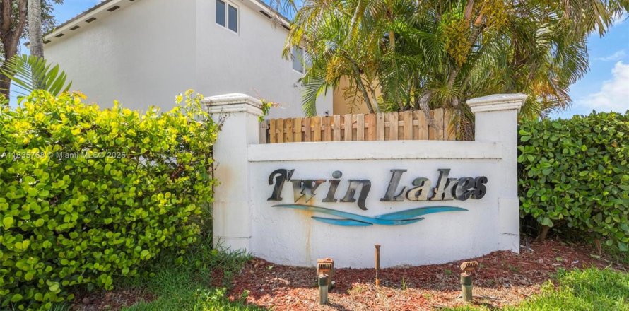House in Miami, Florida 4 bedrooms, 202.99 sq.m. № 1821793