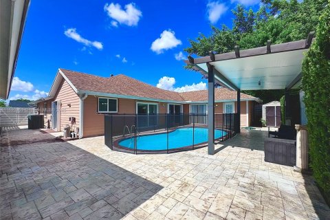 Casa en venta en Miami, Florida, 4 dormitorios, 167.13 m2 № 1945736 - foto 5
