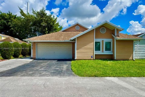 Casa en venta en Miami, Florida, 4 dormitorios, 167.13 m2 № 1945736 - foto 1