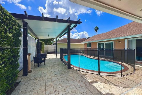 Casa en venta en Miami, Florida, 4 dormitorios, 167.13 m2 № 1945736 - foto 2