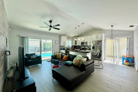 Casa en venta en Miami, Florida, 4 dormitorios, 167.13 m2 № 1945736 - foto 6