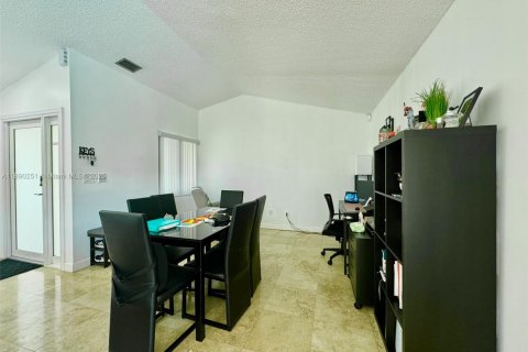 Casa en venta en Miami, Florida, 4 dormitorios, 167.13 m2 № 1945736 - foto 16