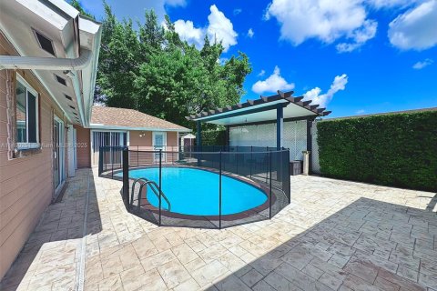 Casa en venta en Miami, Florida, 4 dormitorios, 167.13 m2 № 1945736 - foto 4