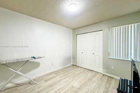 Casa en venta en Miami, Florida, 4 dormitorios, 167.13 m2 № 1945736 - foto 19