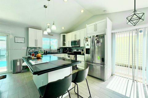 Casa en venta en Miami, Florida, 4 dormitorios, 167.13 m2 № 1945736 - foto 7