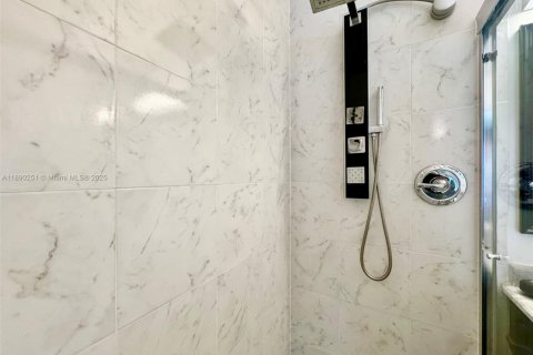 Casa en venta en Miami, Florida, 4 dormitorios, 167.13 m2 № 1945736 - foto 14