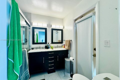 Casa en venta en Miami, Florida, 4 dormitorios, 167.13 m2 № 1945736 - foto 13