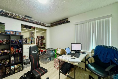 Casa en venta en Miami, Florida, 4 dormitorios, 167.13 m2 № 1945736 - foto 18