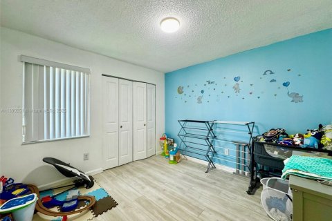 Casa en venta en Miami, Florida, 4 dormitorios, 167.13 m2 № 1945736 - foto 17
