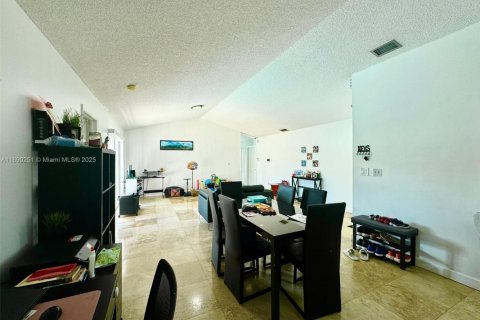 Casa en venta en Miami, Florida, 4 dormitorios, 167.13 m2 № 1945736 - foto 11