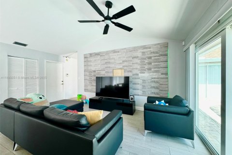 Casa en venta en Miami, Florida, 4 dormitorios, 167.13 m2 № 1945736 - foto 8