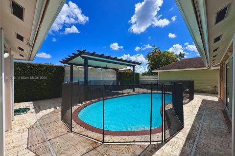 Casa en venta en Miami, Florida, 4 dormitorios, 167.13 m2 № 1945736 - foto 3