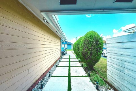 Casa en venta en Miami, Florida, 4 dormitorios, 167.13 m2 № 1945736 - foto 25
