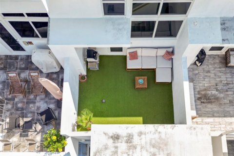 Townhouse in Miami Beach, Florida 3 bedrooms, 232.63 sq.m. № 2024861 - photo 26