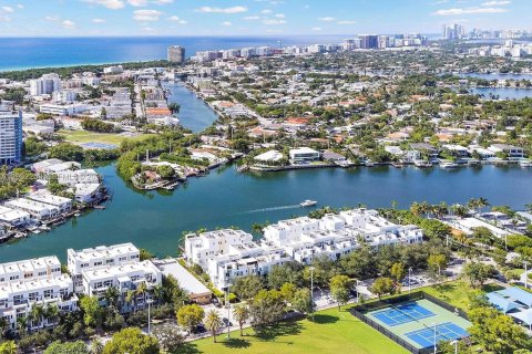 Townhouse in Miami Beach, Florida 3 bedrooms, 232.63 sq.m. № 2024861 - photo 29