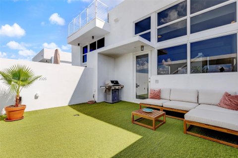 Townhouse in Miami Beach, Florida 3 bedrooms, 232.63 sq.m. № 2024861 - photo 25