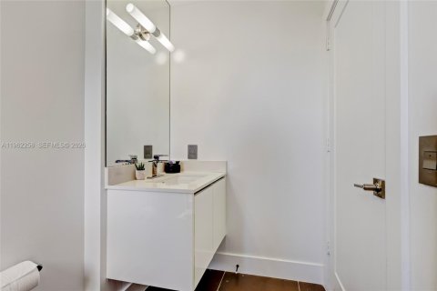 Townhouse in Miami Beach, Florida 3 bedrooms, 232.63 sq.m. № 2024861 - photo 16