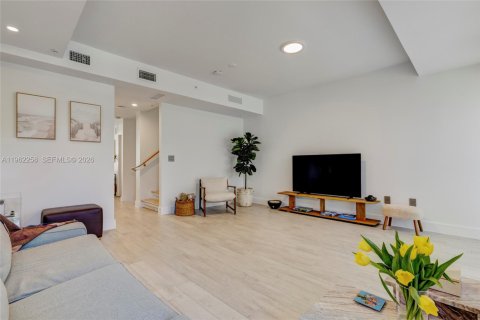 Townhouse in Miami Beach, Florida 3 bedrooms, 232.63 sq.m. № 2024861 - photo 11