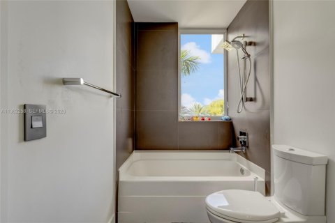 Townhouse in Miami Beach, Florida 3 bedrooms, 232.63 sq.m. № 2024861 - photo 17