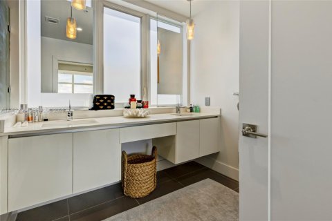 Townhouse in Miami Beach, Florida 3 bedrooms, 232.63 sq.m. № 2024861 - photo 22