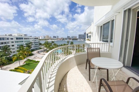 Condo in Palm Beach, Florida, 1 bedroom № 2177689