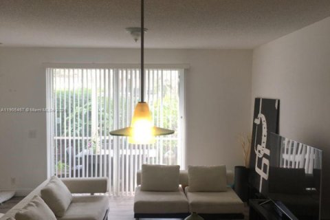 Townhouse in Weston, Florida 2 bedrooms, 105.07 sq.m. № 1956194 - photo 8