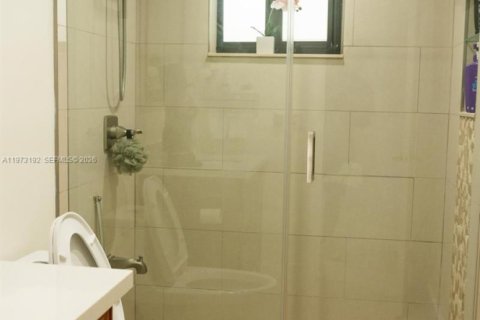 House in Miami, Florida 3 bedrooms, 180.88 sq.m. № 2038758 - photo 14