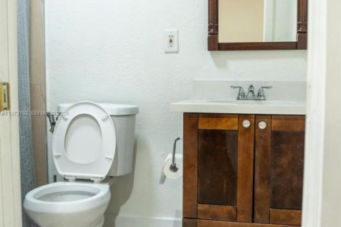 House in Miami, Florida 3 bedrooms, 180.88 sq.m. № 2038758 - photo 19