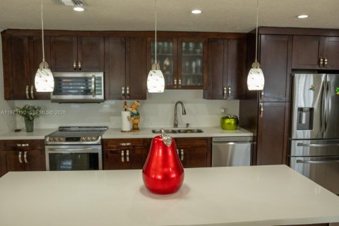 House in Miami, Florida 3 bedrooms, 180.88 sq.m. № 2038758 - photo 6