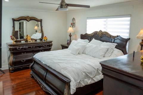 House in Miami, Florida 3 bedrooms, 180.88 sq.m. № 2038758 - photo 10