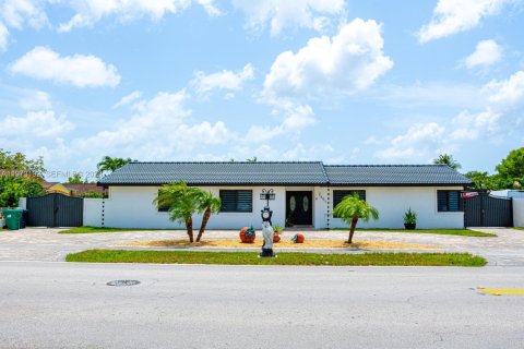 House in Miami, Florida 3 bedrooms, 180.88 sq.m. № 2038758