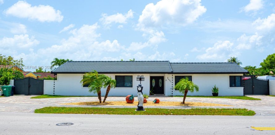 House in Miami, Florida 3 bedrooms, 180.88 sq.m. № 2038758